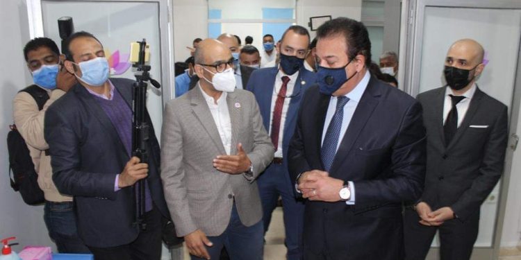 وزير التعليم العالي يفتتح دار العزل الصحي لمستشفى سعاد كفافي 1