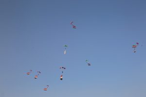 وزراء الرياضة والسياحة والطيران يشهدون عرض قفز بالمظلات بسفح الأهرامات 4