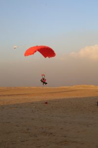 وزراء الرياضة والسياحة والطيران يشهدون عرض قفز بالمظلات بسفح الأهرامات 9