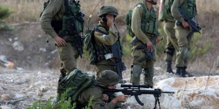 قوات الإحتلال تطلق النار على فلسطيني