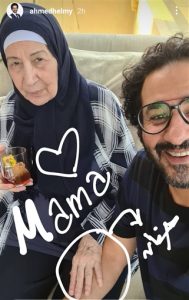 شاهد.. آخر ظهور لـ أحمد حلمي مع والدته (صور) 1