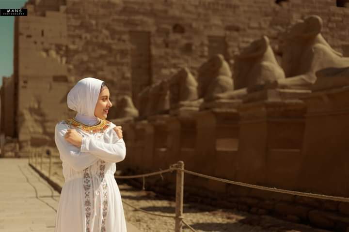 الفتاة بالملابس الفرعونية
