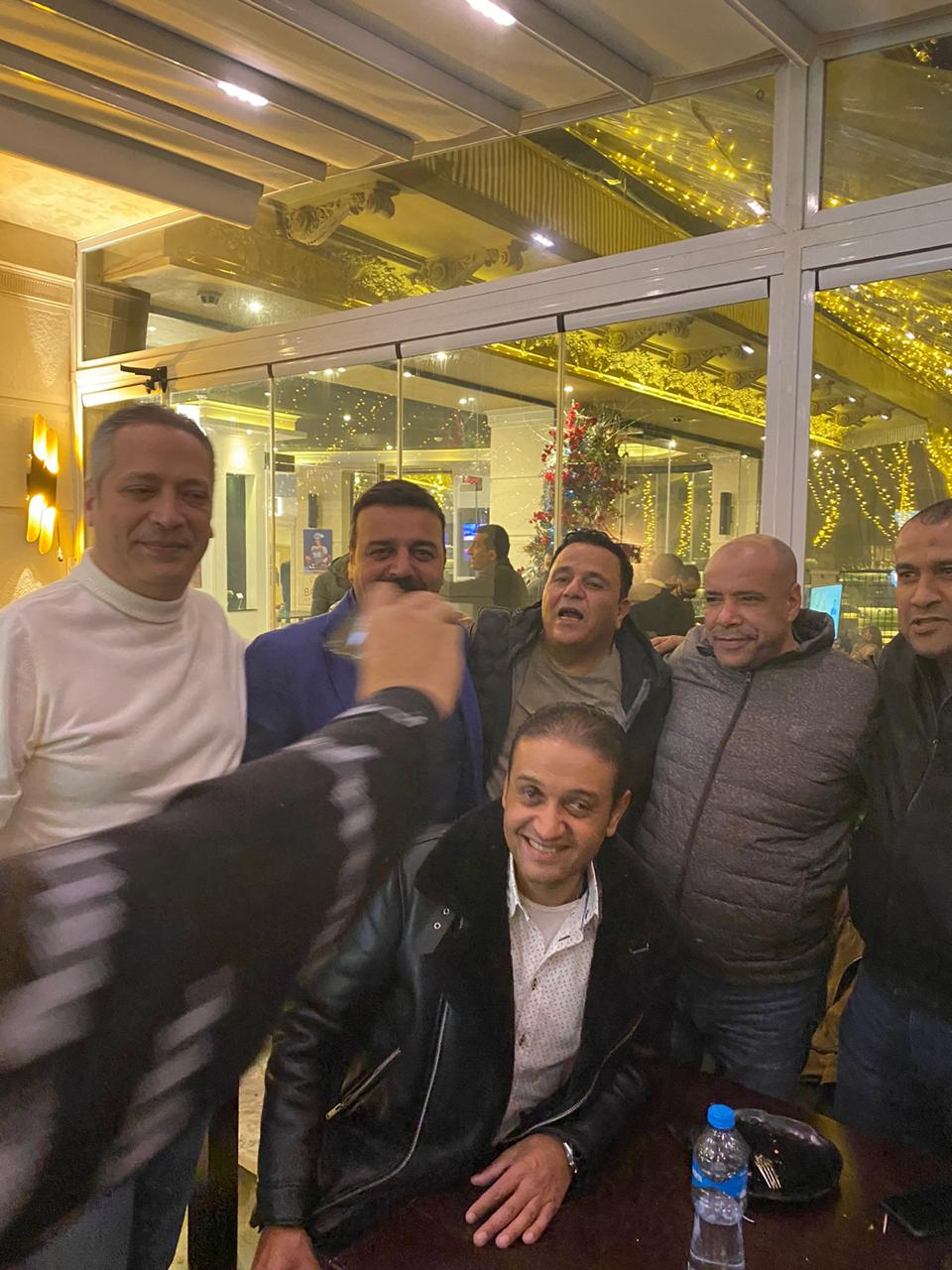 محمد فؤاد يحتفل بعيد ميلاده سط عدد كبير من أصدقائه (صور) 1