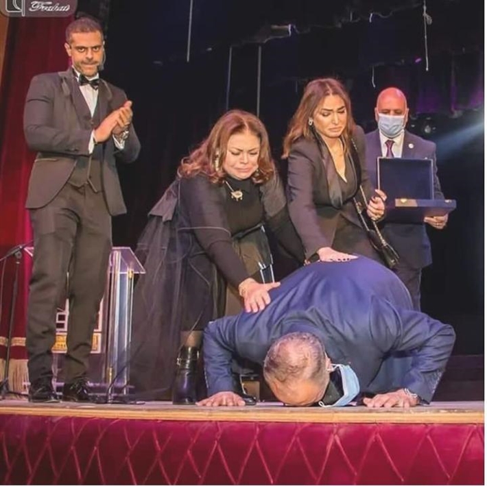 أشرف زكي يسجد باكيًَا لحظة تكريمه في افتتاح مهرجان المسرح العربي (صورة) 1