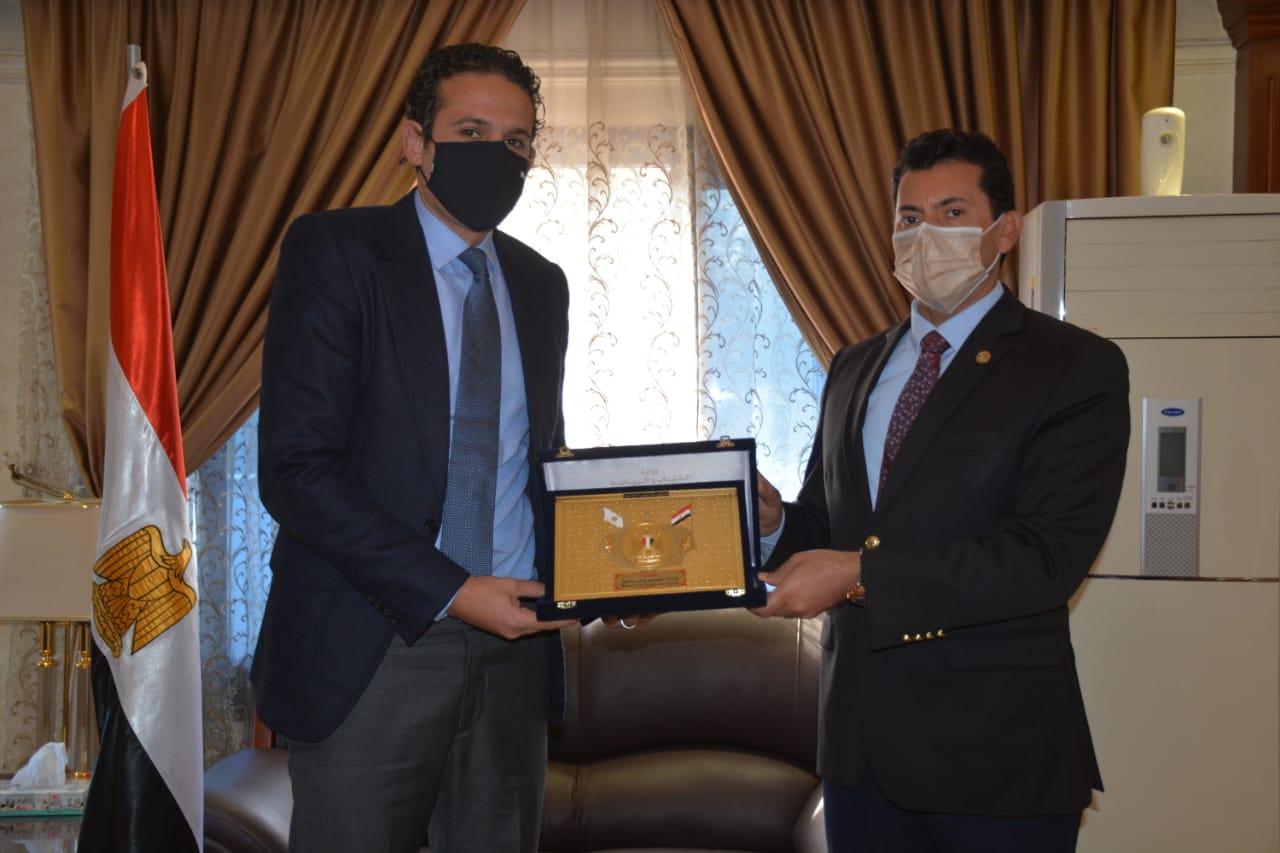 وزير الرياضة يكرم عمرو الجنايني وثنائي اللجنة الخماسية 2