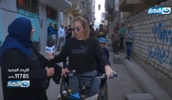 بالفيديو.. ريهام سعيد تقود "عجلة" توصيل طلبات للمنازل 2