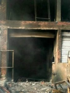 بالصور.. محافظ القاهرة يكشف تفاصيل جديدة في حريق سوق التوفيقية 11