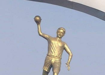 تمثال لاعب كرة اليد