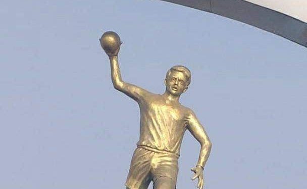 تمثال لاعب كرة اليد