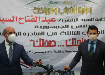 أشرف صبحي ورئيس بنك القاهرة في تسليم دراجات المرحلة الثالثة