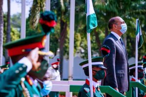 الرئيس النيجيري محمد بوهاري يتسلم أوراق اعتماد سفير مصر الجديد لدى أبوجا 2