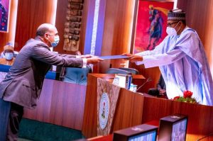 الرئيس النيجيري محمد بوهاري يتسلم أوراق اعتماد سفير مصر الجديد لدى أبوجا 3