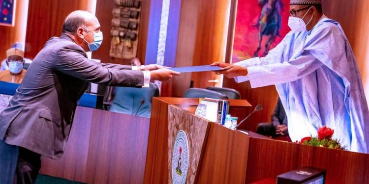 الرئيس النيجيري محمد بوهاري يتسلم أوراق اعتماد سفير مصر الجديد لدى أبوجا 1