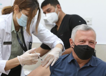 العاهل الأردني وولي العهد يتلقيان اللقاح المضاد لفيروس كورونا 1