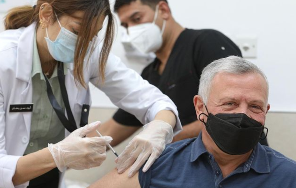 العاهل الأردني وولي العهد يتلقيان اللقاح المضاد لفيروس كورونا 1
