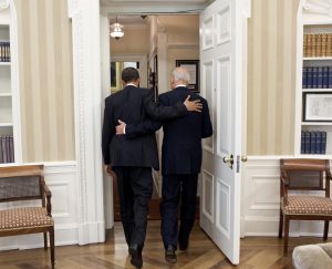 أوباما يهنئ جوبايدن قبل مراسم تنصيبه رئيس لأمريكا 1