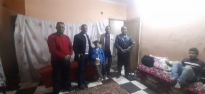 رئيس مدينة أخميم ولجنة حماية الطفل يطمئنان علي الحالة الصحية لـ طفل مدرسة العمري " صور " 2