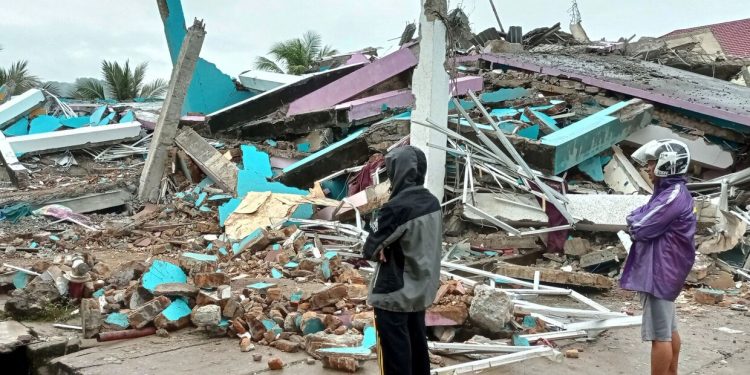 إصابة 637 ووفاة 7 وانهيار مستشفى في زلزال سولاويسي الإندونيسية 1
