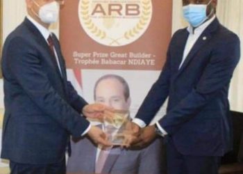 تسليم سفير مصر في أبيدجان جائزة "The Africa Road Builders – Babacar NDIAYE Trophy" لعام ٢٠٢٠ المخصصة للرئيس السيسي 1