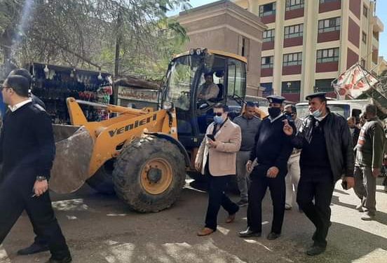 تحرير مخالفات مرافق وإشغالات بشوارع حي غرب سوهاج 1