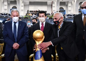 الآن.. وصول كأس العالم لكرة اليد إلى استاد القاهرة 1