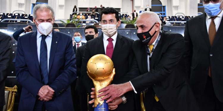 الآن.. وصول كأس العالم لكرة اليد إلى استاد القاهرة 1