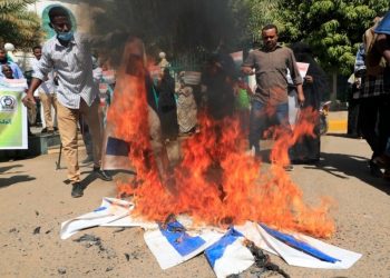 متظاهرون سودانيين يحرقون العلم الإسرائيلي رفضا للتطبيع 1