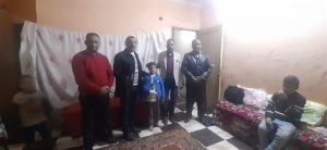 رئيس مدينة أخميم ولجنة حماية الطفل يطمئنان علي الحالة الصحية لـ طفل مدرسة العمري " صور " 4