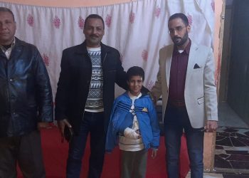 رئيس مدينة أخميم ولجنة حماية الطفل يطمئنان علي الحالة الصحية لـ طفل مدرسة العمري " صور " 2