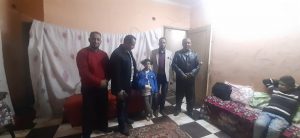 رئيس مدينة أخميم ولجنة حماية الطفل يطمئنان علي الحالة الصحية لـ طفل مدرسة العمري " صور " 6