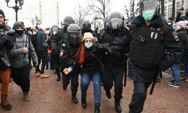 اعتقال متظاهرين في روسيا