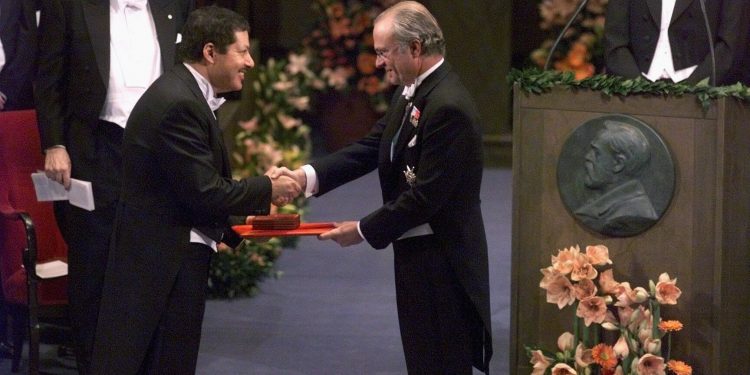 Professor Ahmed H. Zewail (l) receives the Nobel Prize in chemistry from Swedish King Carl XVI Gustaf (r) at the Concert Hall in Stockholm, Sweden, Friday December 10, 1999. Egyptian-born professor Zewail, of California Institute of Technology, Pasadena, USA, was awarded the prize for his work on rapid laser technique to see how atoms in a molecule move during a chemical reaction.       / AFP PHOTO / SCANPIX SWEDEN / TOBIAS ROSTLUND