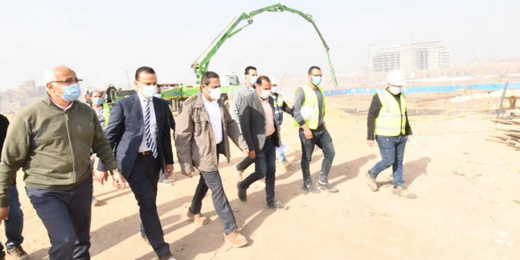 المهندس خالد عباس، نائب وزير الإسكان للمشروعات القومية يتفقد مشروع سور مجرى العيون