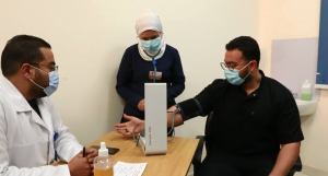 وزيرة الصحة تشهد تلقي أولى جرعات لقاح كورونا للأطقم الطبية بــ أبو خليفة 4