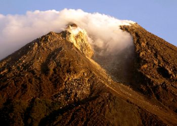 ثوران بركان جبل ميرابي في جزيرة جاوة الإندونيسية 1