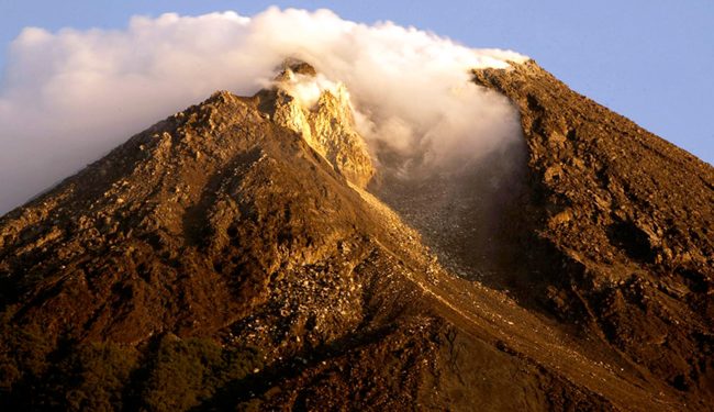ظل يقذف شظايا 4 ساعات.. ثوران عنيف لـ بركان «جبل ميرابي» بـإندونسيا 1