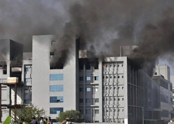 «البشرية مش ناقصة!».. حريق يلتهم أكبر معهد لإنتاج لقاح كورونا في العالم (فيديو) 1
