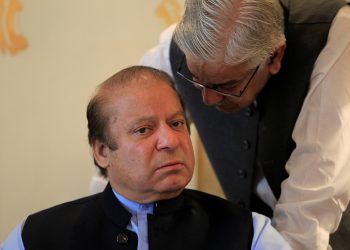 Former Pakistani Prime Minister Nawaz Sharif speaks with an official during a meeting in Islamabad, Pakistan August 9, 2017.  REUTERS/Caren Firouz