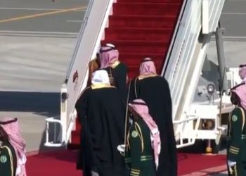 شاهد.. ولي العهد السعودي يعانق أمير قطر عقب هبوطه بمطار المعلا (فيديو) 4