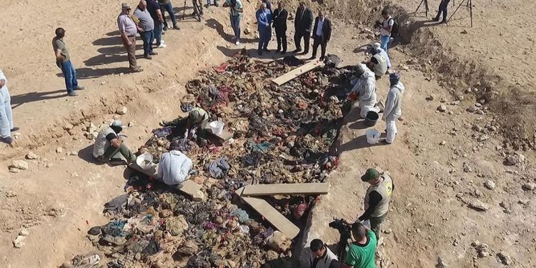 العثور على مقبرة جماعية تضم رفات 400 شخص بـ العراق 1