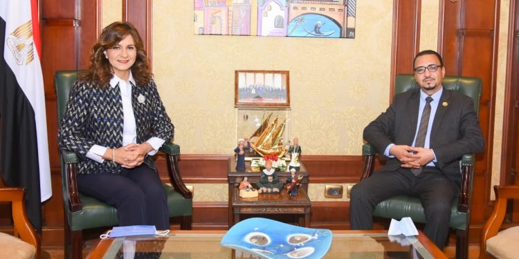 وزيرة الهجرة المصرية - السفيرة نبيلة مكرم