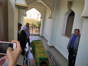عاجل| وصول جثمان الراحل عزت العلايلي لأداء صلاة الجنازة بمسجد المروة (صور) 1