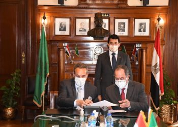 وزير الرياضة يشهد توقيع اتفاقية بين بنك مصر واتحاد التنس