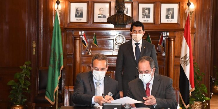 وزير الرياضة يشهد توقيع اتفاقية بين بنك مصر واتحاد التنس