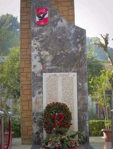 أعضاء القلعة الحمراء يضعون أكليل الورد على النصب التذكاري
