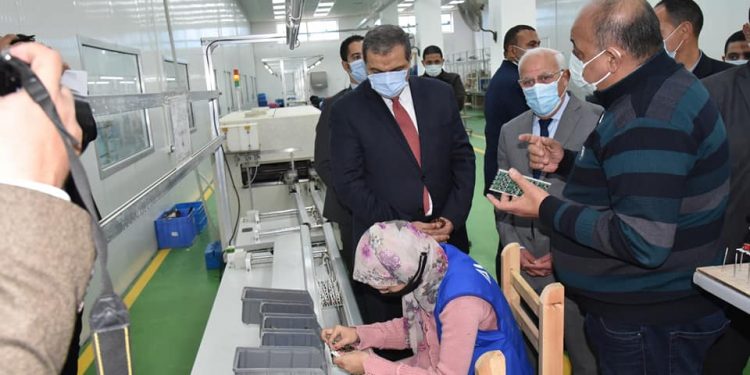 وزير القوى العاملة ومحافظ بورسعيد يتفقدان مصنع أفينا للأدوات الكهربائية 1