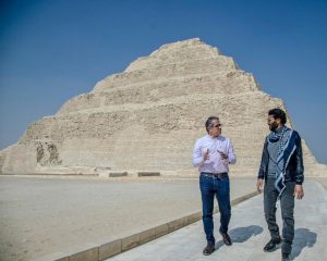 لـ تصوير فيلم عن الحضارة المصرية.. وزير السياحة يلتقي خالد النبوي أمام هرم زوسر 3