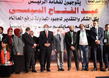 وزير القوى العاملة ومحافظ بورسعيد يسلمان وثائق تأمين حوادث شخصية للعمالة الغير منتظمة