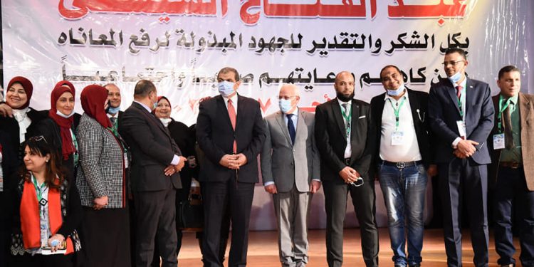 وزير القوى العاملة ومحافظ بورسعيد يسلمان وثائق تأمين حوادث شخصية للعمالة الغير منتظمة
