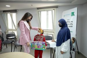 الفنانة ياسمين صبري تتبرع لمستشفى «أبو الريش» وتوزع الهدايا على الأطفال 1
